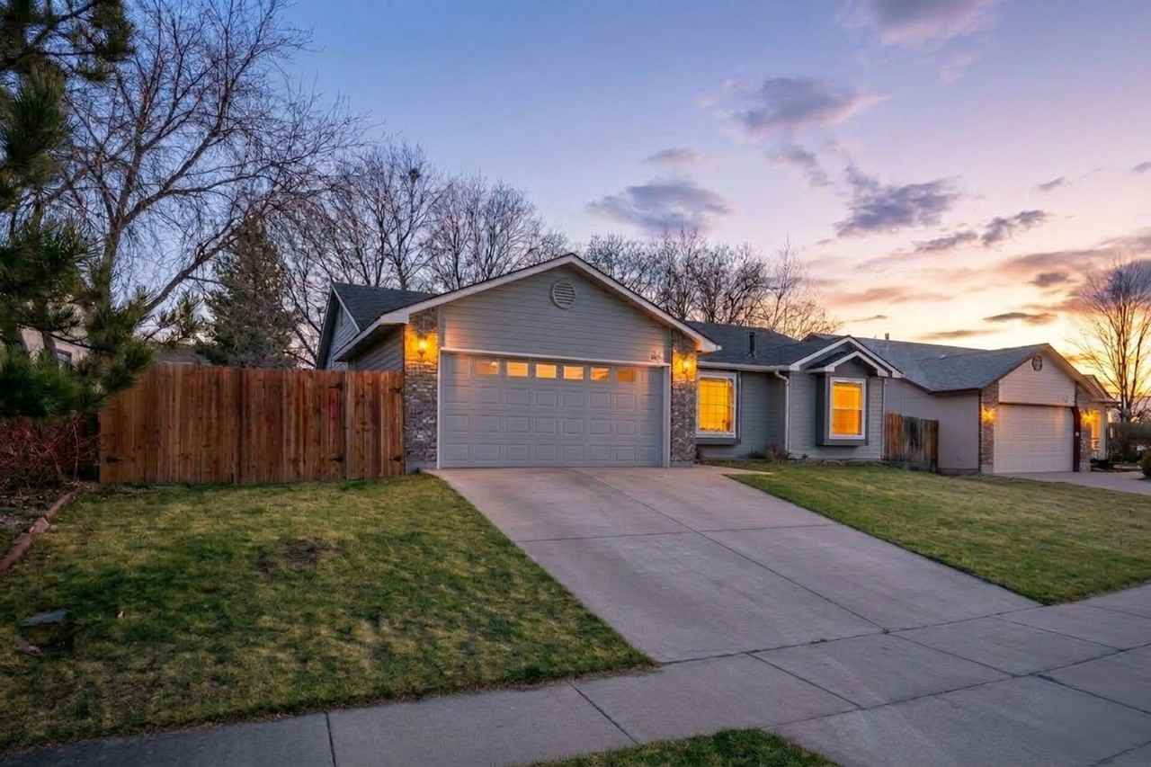 615 N Shady Grove Way - Photo 2 of 17