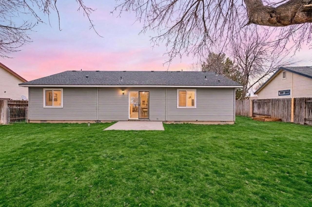 615 N Shady Grove Way - Photo 3 of 17