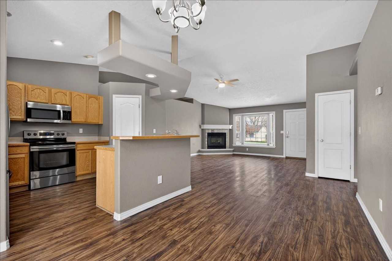 615 N Shady Grove Way - Photo 5 of 17