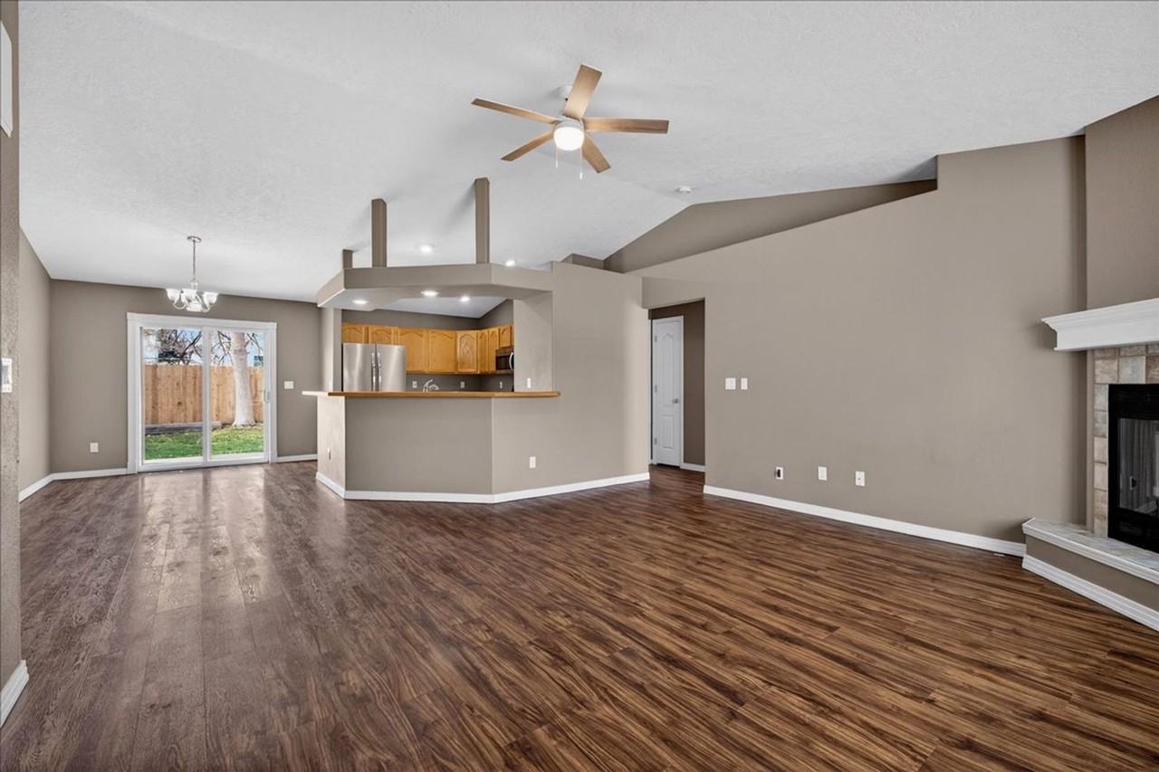 615 N Shady Grove Way - Photo 7 of 17