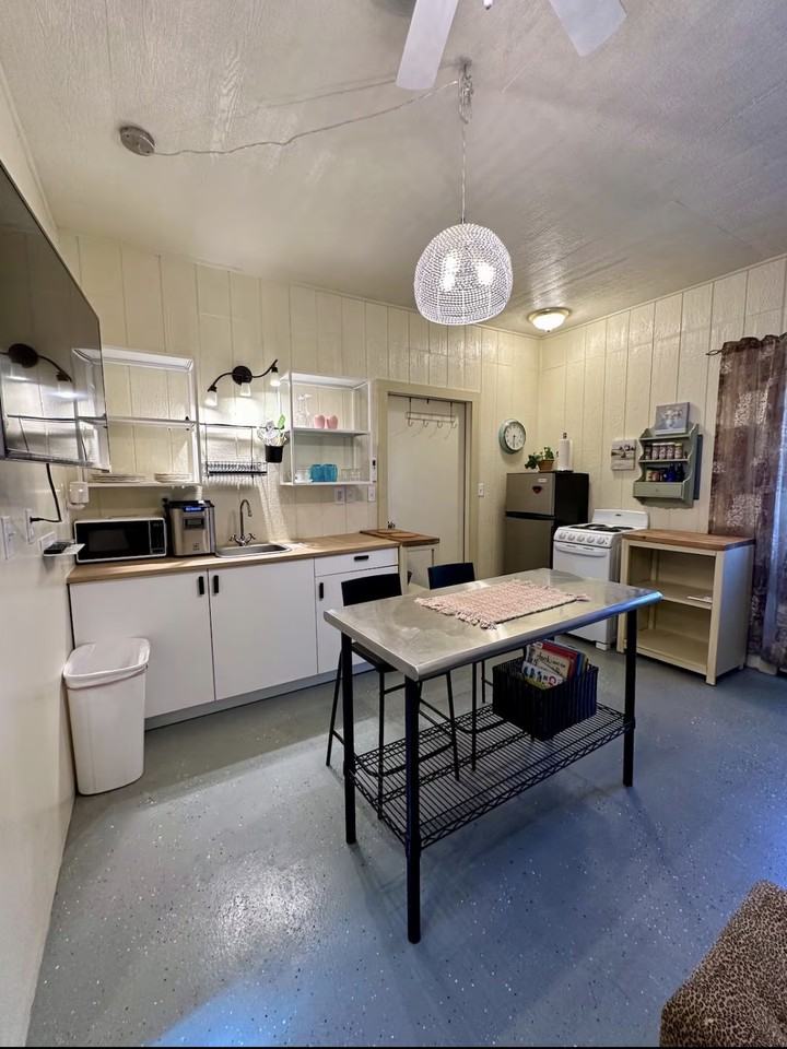 710 N Market St #A - Photo 3 of 9