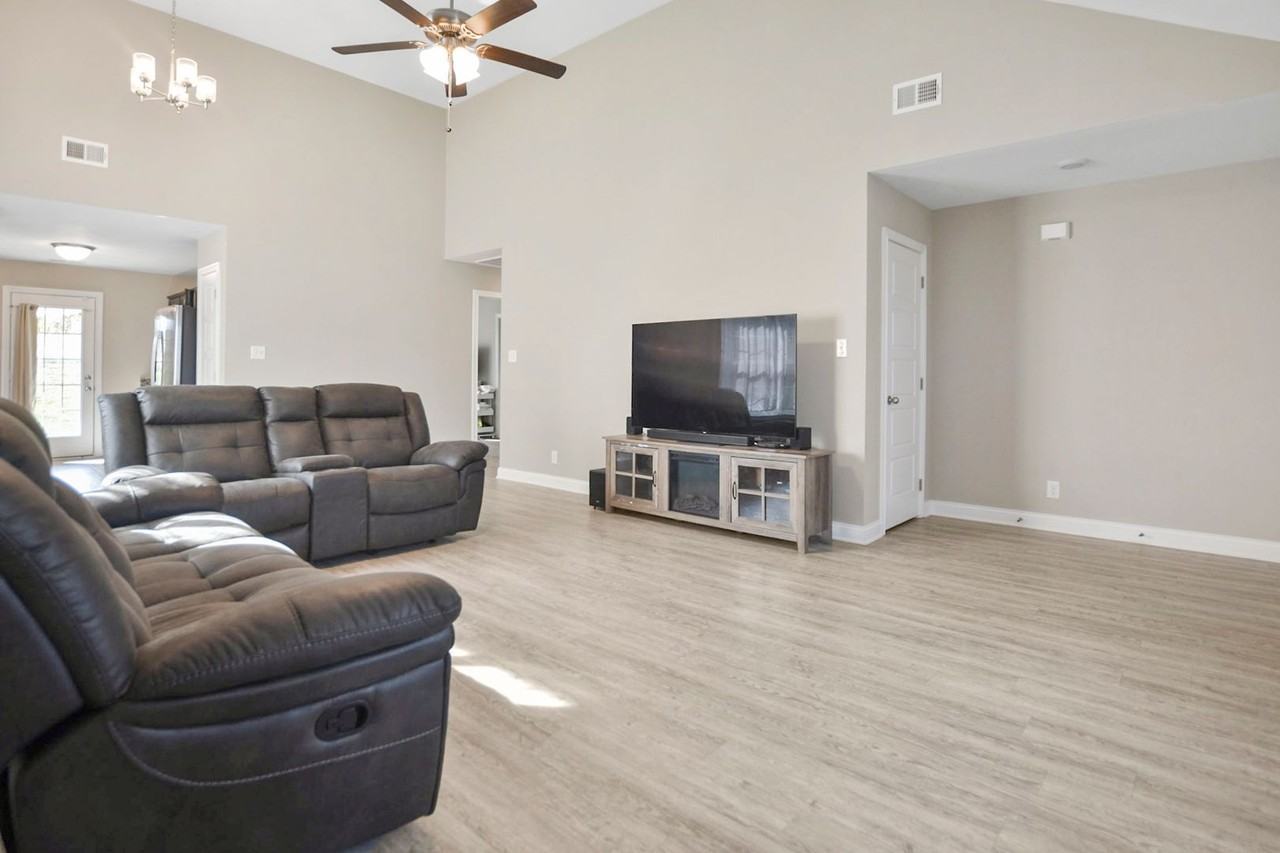 853 Lutz Ln - Photo 3 of 14