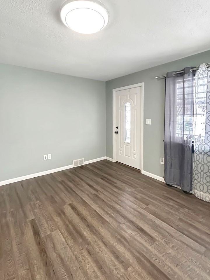 7230 Noblestown Rd - Photo 3 of 34