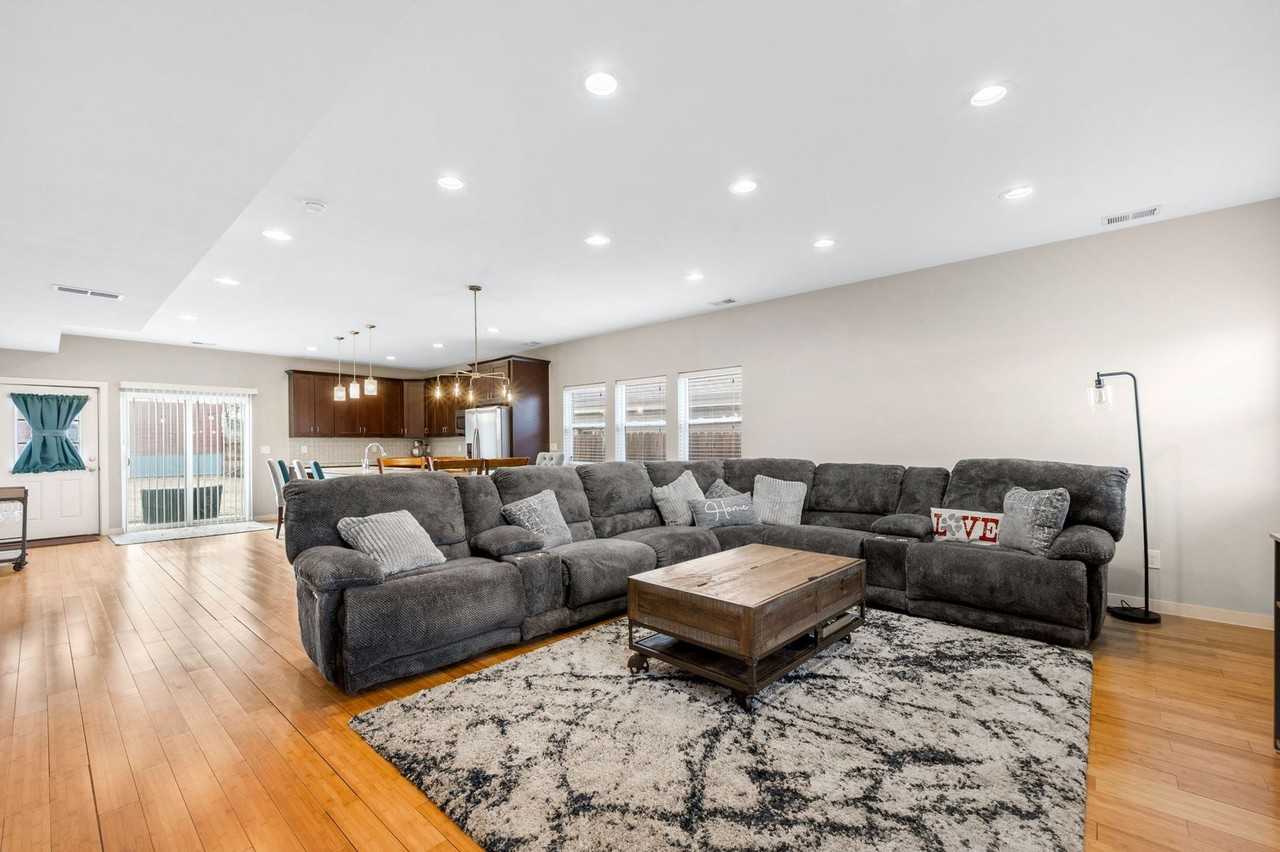 5803 Poplar St - Photo 2 of 30