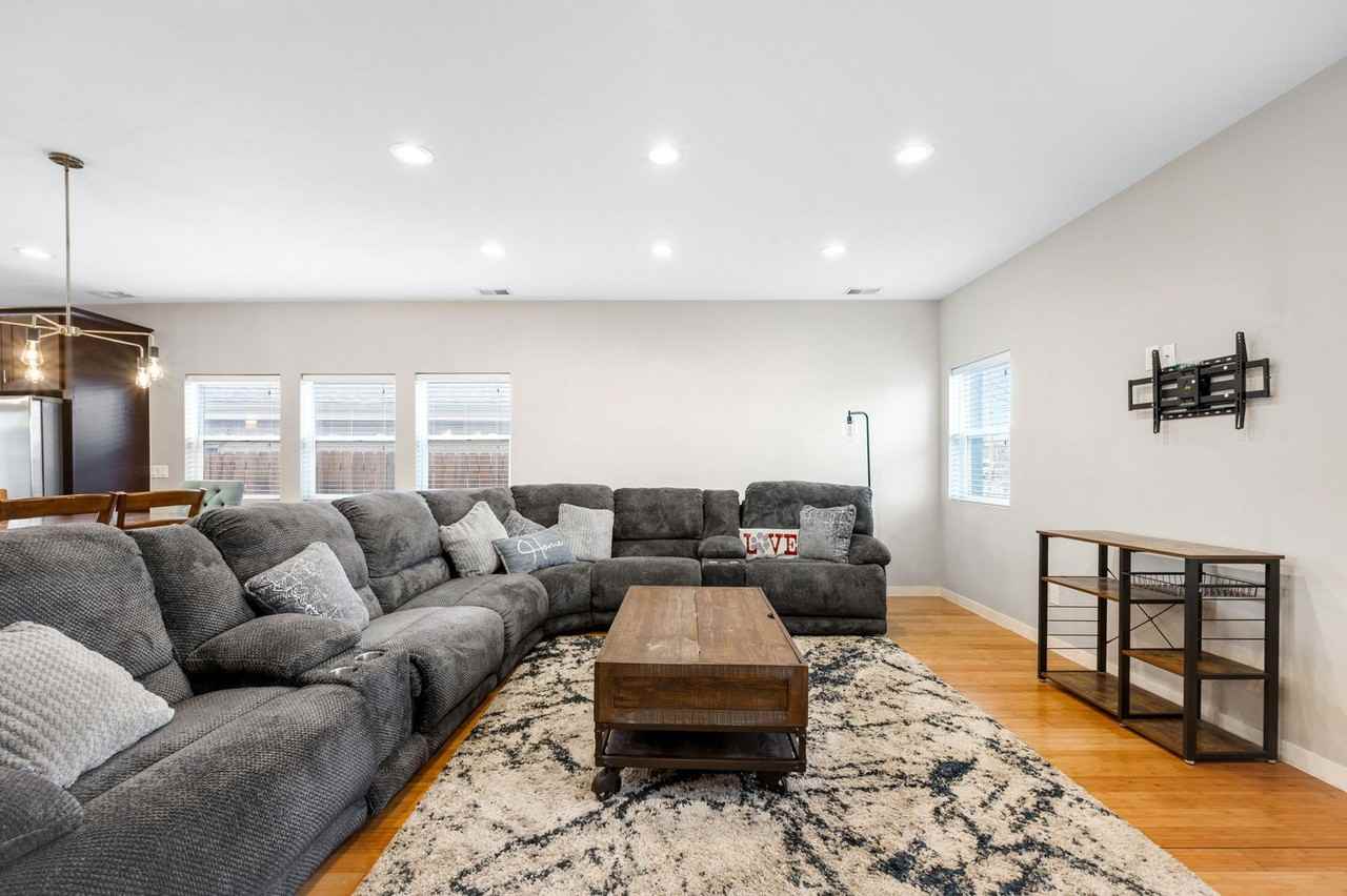 5803 Poplar St - Photo 3 of 30