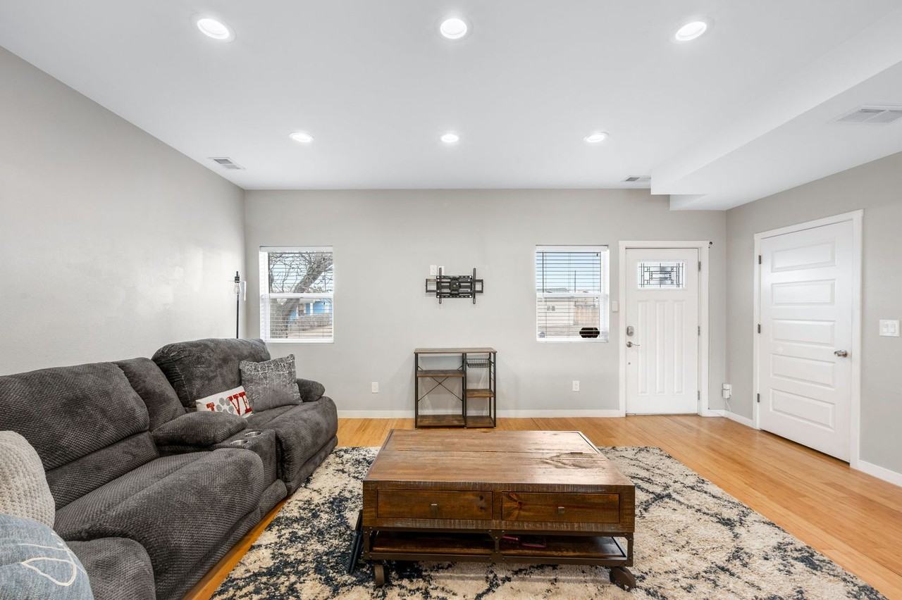 5803 Poplar St - Photo 4 of 30