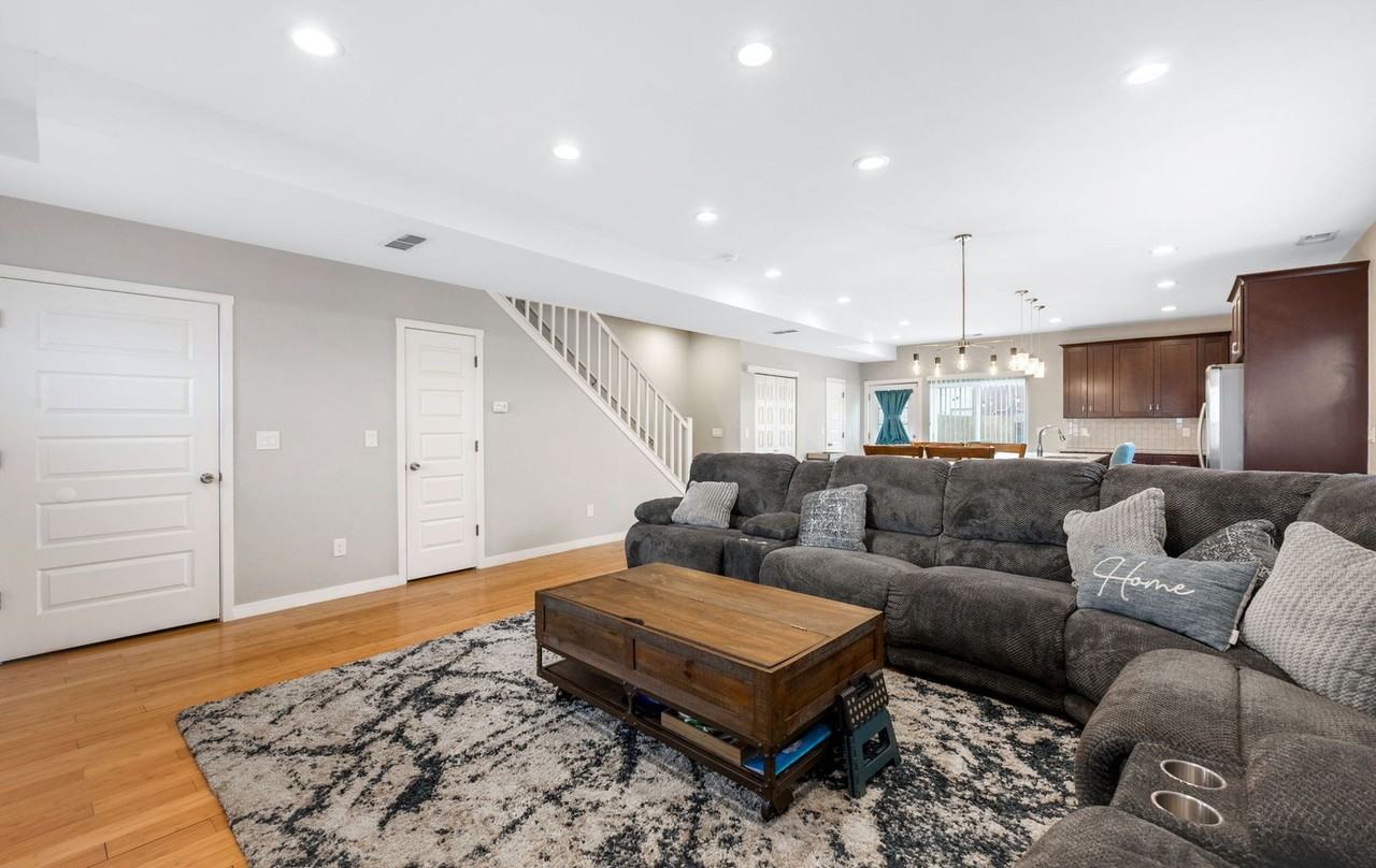 5803 Poplar St - Photo 5 of 30