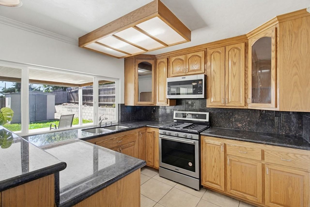 10125 Maple Tree Rd - Photo 4 of 40