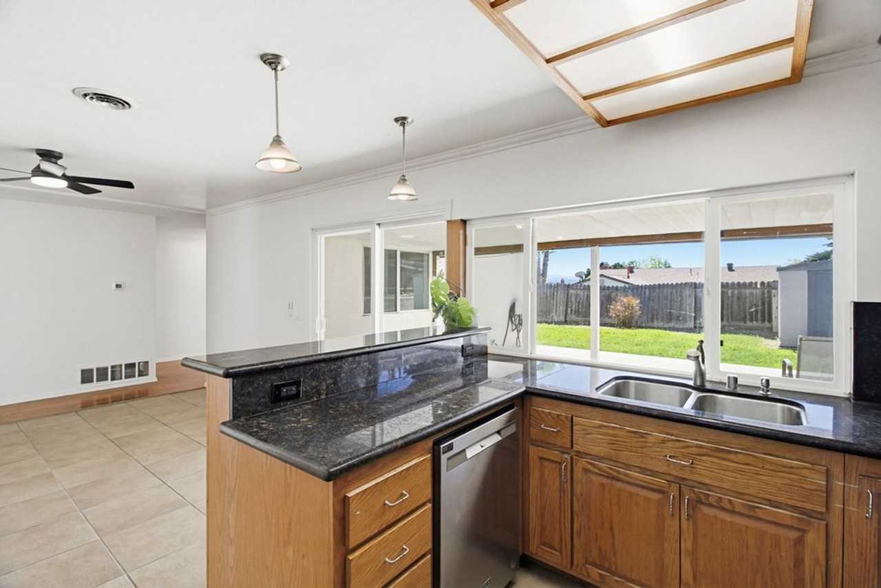 10125 Maple Tree Rd - Photo 5 of 40