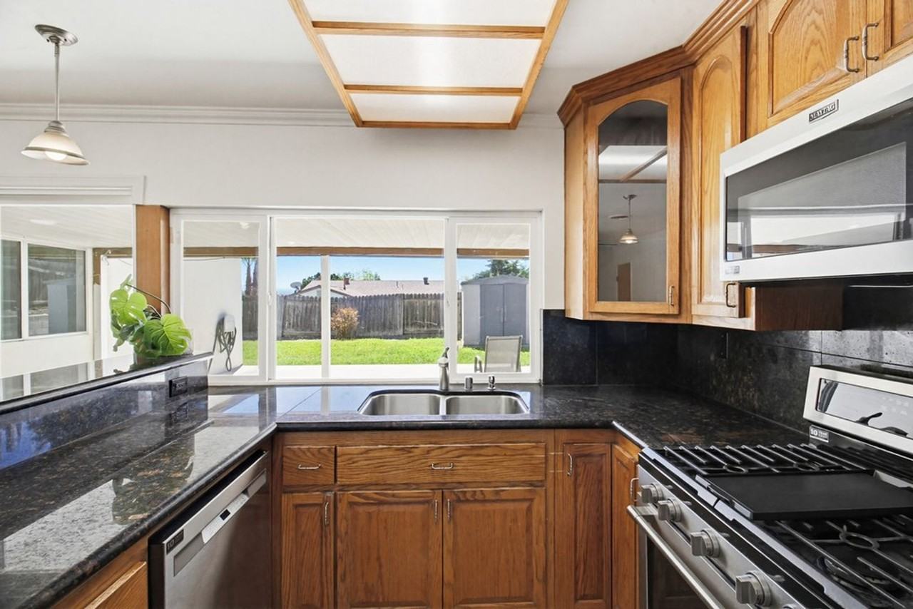 10125 Maple Tree Rd - Photo 6 of 40