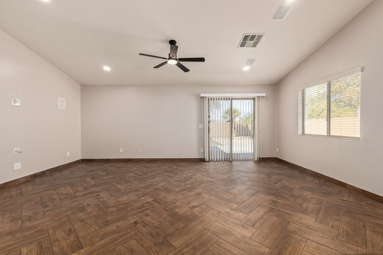 23538 W Grove Cir - Photo 5 of 31