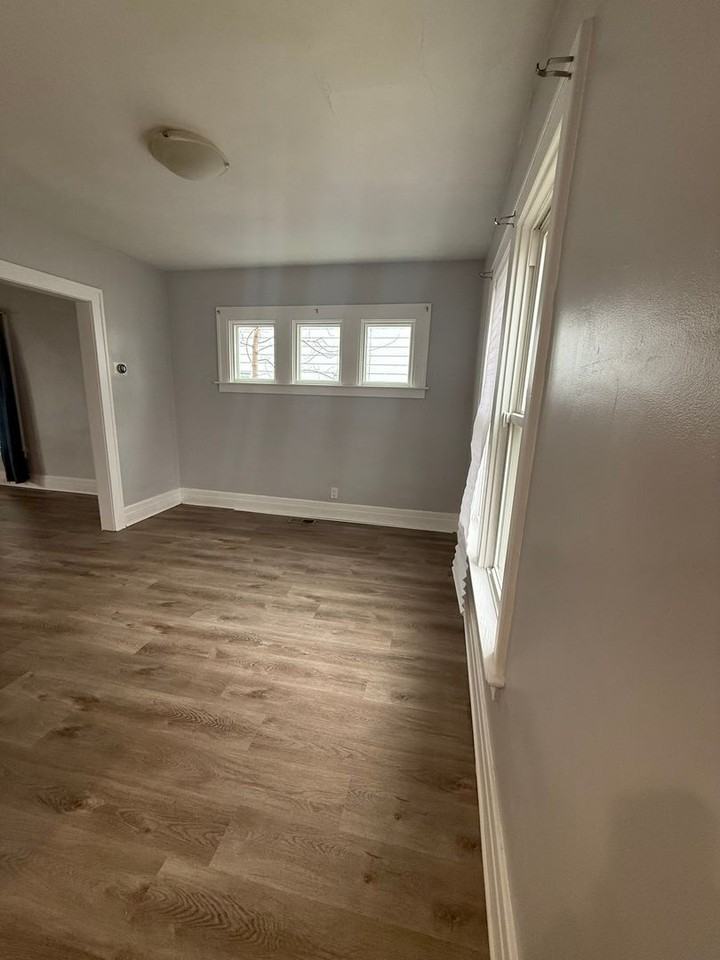 125 Jones St - Photo 3 of 9