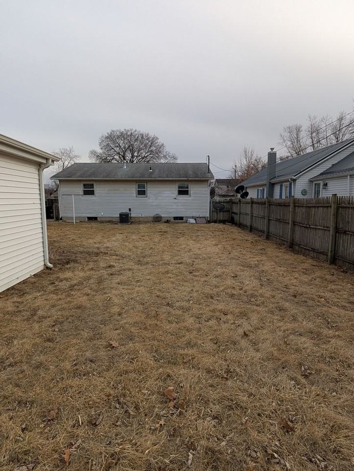 511 E 8th St - Photo 3 of 9