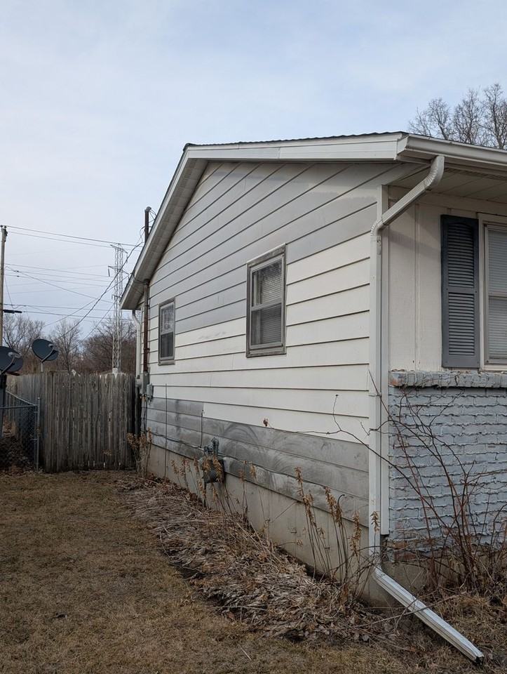 511 E 8th St - Photo 7 of 9