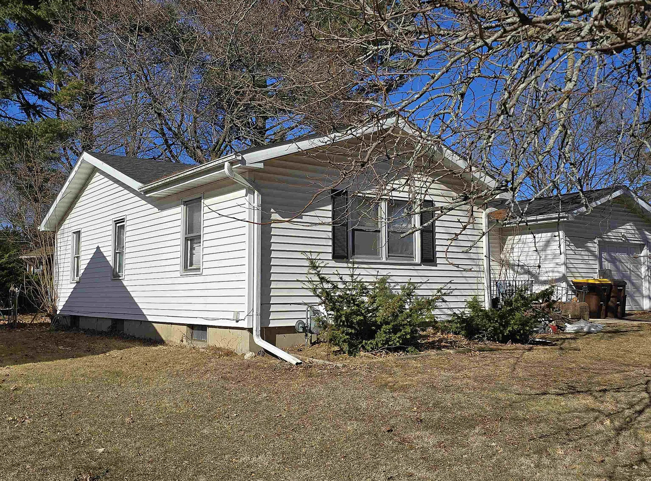 1442 S Blackhawk Ave - Photo 3 of 4