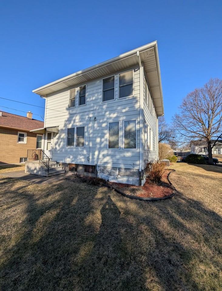 1612 35th St - Photo 3 of 7