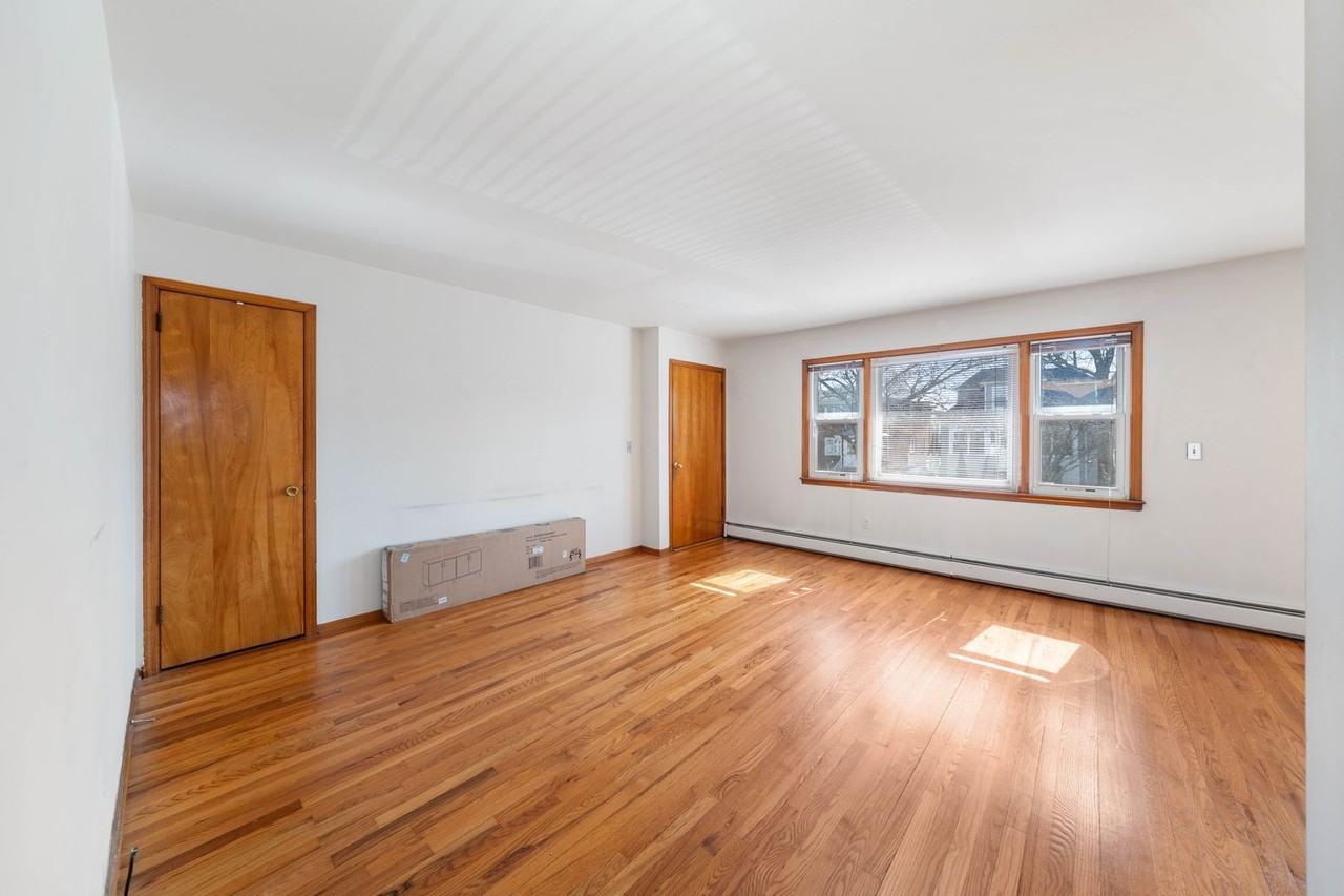 906 W Henry St - Photo 4 of 50