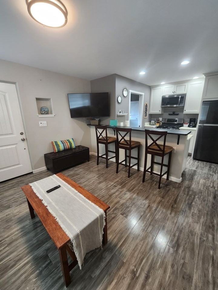 1203 Russ Ct - Photo 4 of 17