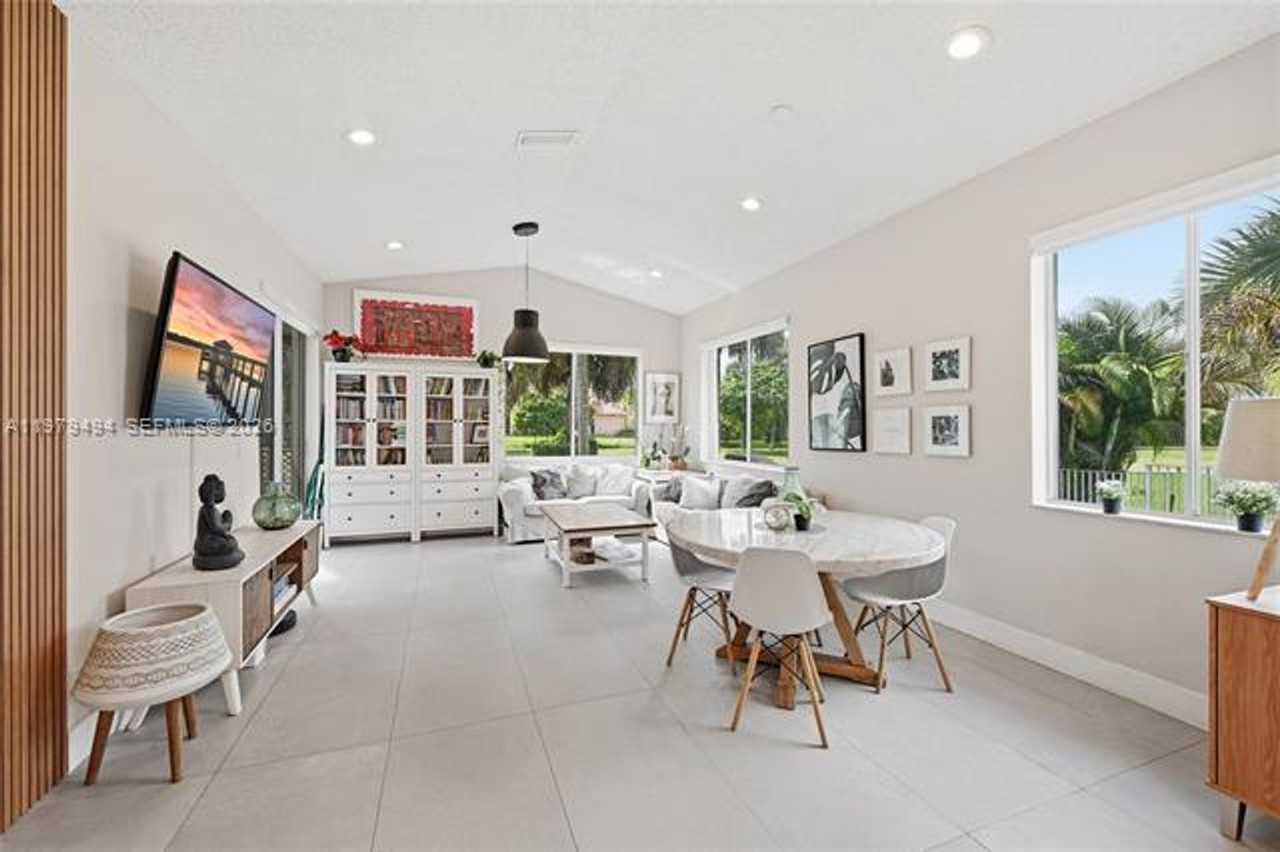 1166 1166 SW 158th Way th 4-6 #6 - Photo 4 of 29