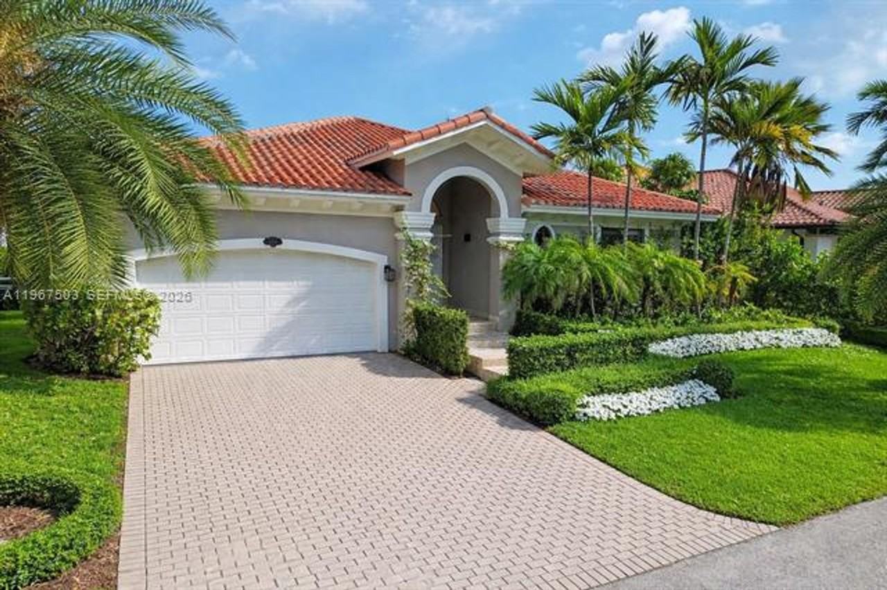 7733 Sw 193rd St - Photo 2 of 36