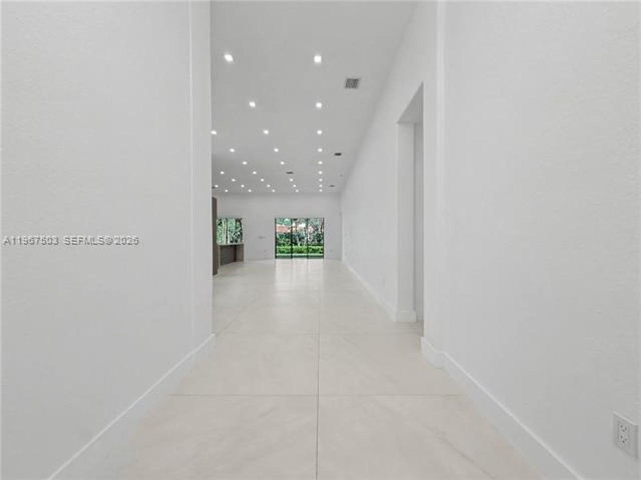 7733 Sw 193rd St - Photo 3 of 36