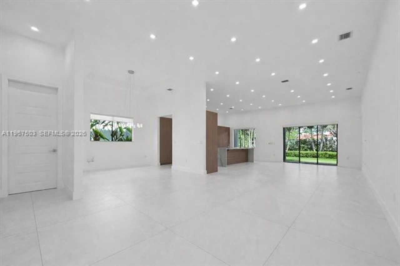 7733 Sw 193rd St - Photo 4 of 36