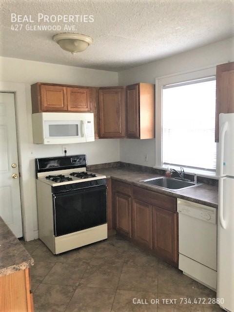 427 Glenwood Ave - Photo 4 of 9