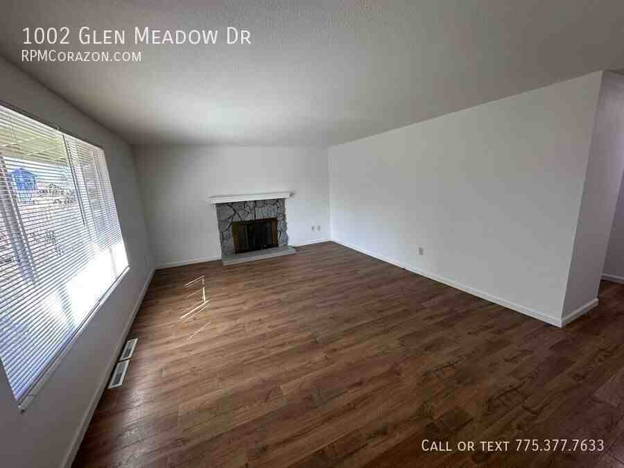1002 Glen Meadow Dr - Photo 3 of 22