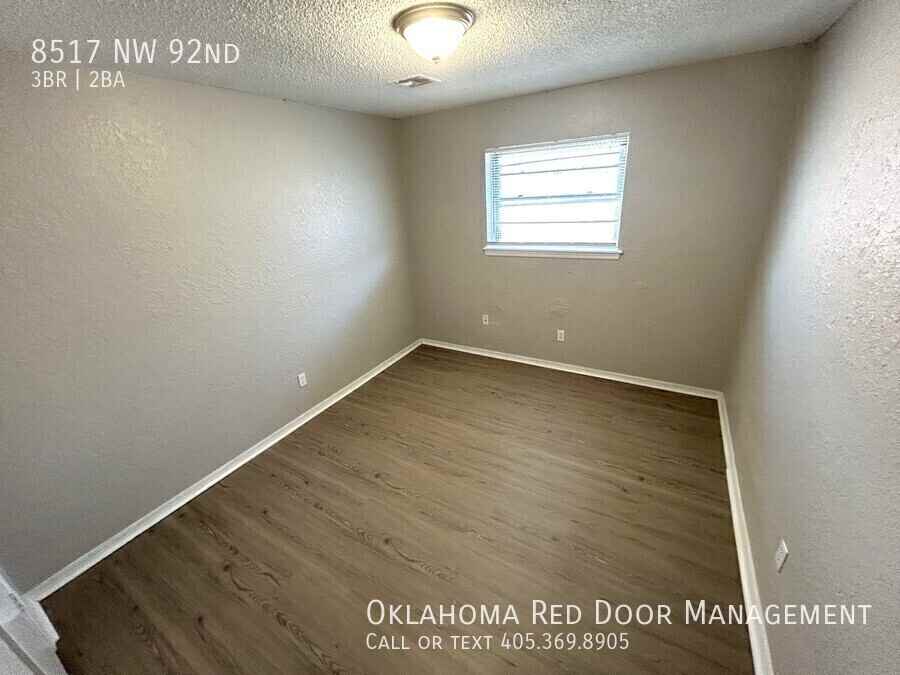 8517 Nw 92nd St - Photo 4 of 17