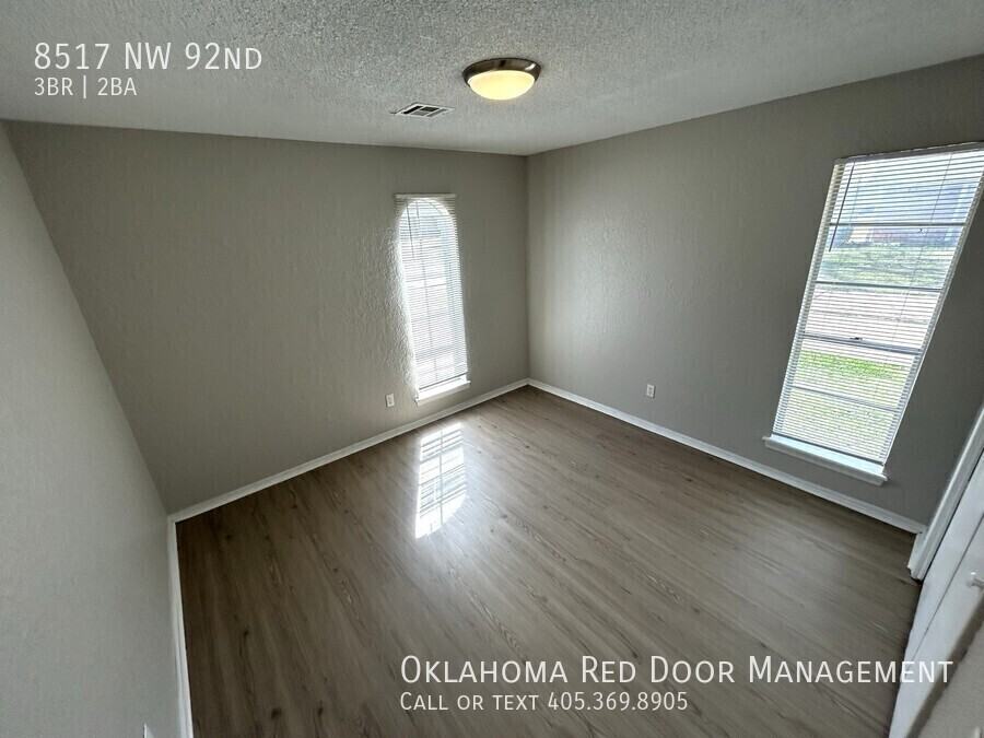 8517 Nw 92nd St - Photo 5 of 17