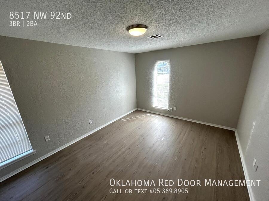 8517 Nw 92nd St - Photo 6 of 17