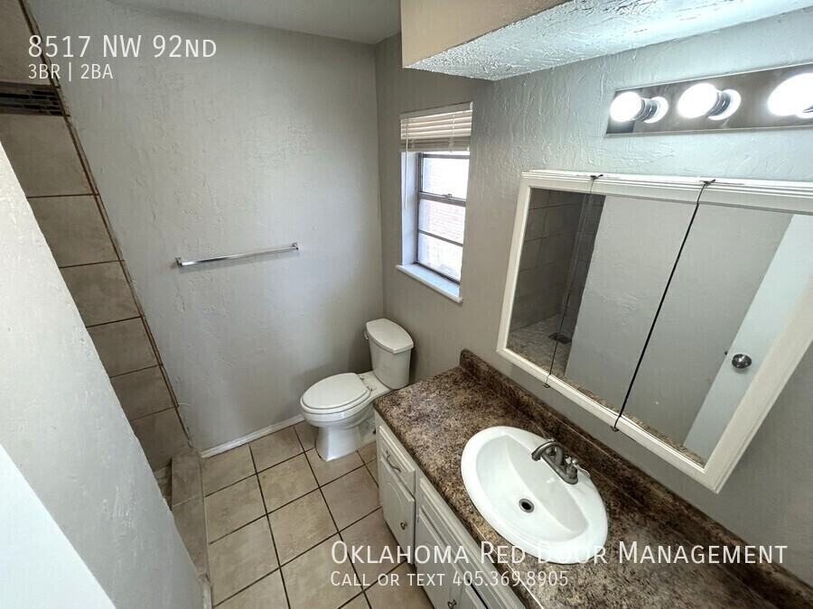 8517 Nw 92nd St - Photo 7 of 17