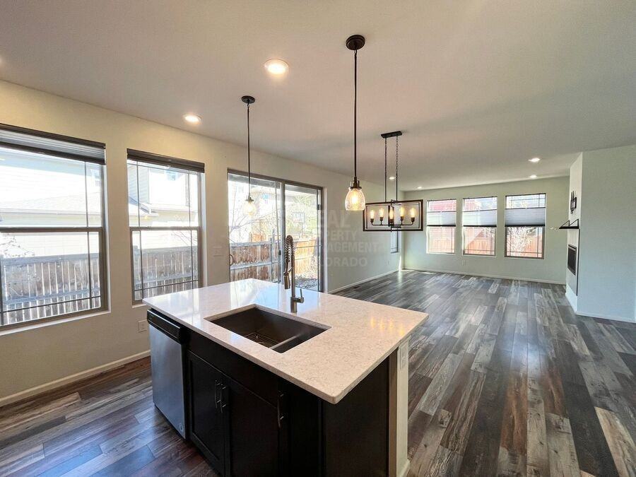 5873 Geneva St - Photo 3 of 20