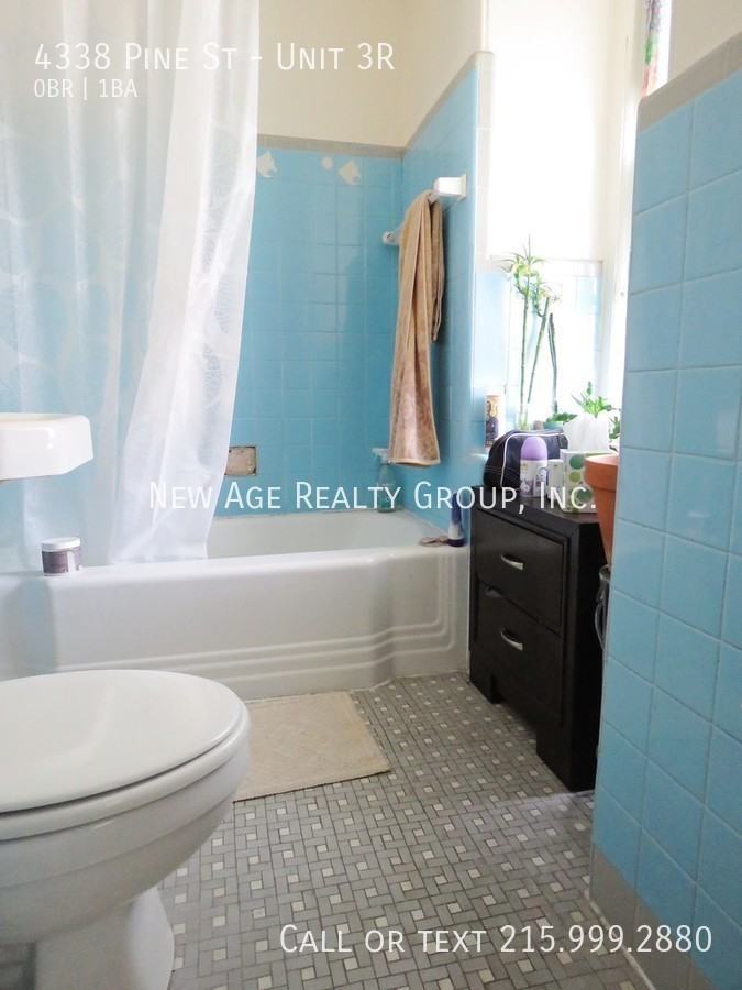 4338 Pine St #3R - Photo 5 of 5