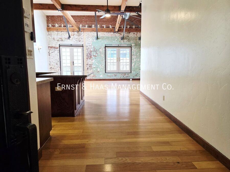 800 S Pacific Ave #208 - Photo 2 of 9