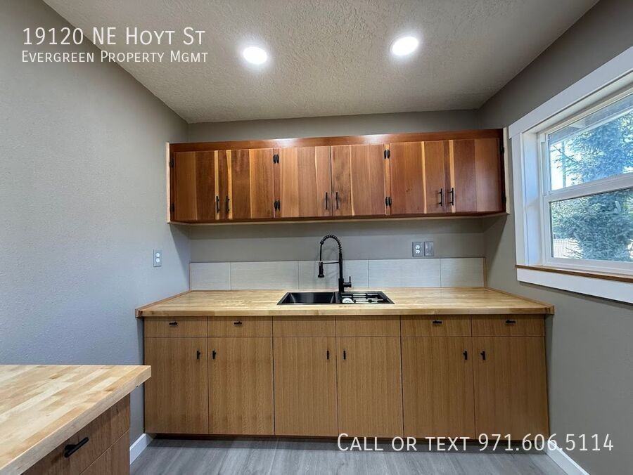 19120 Ne Hoyt St - Photo 7 of 36