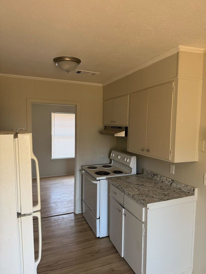 332 N Flag Chapel Rd - Photo 3 of 8