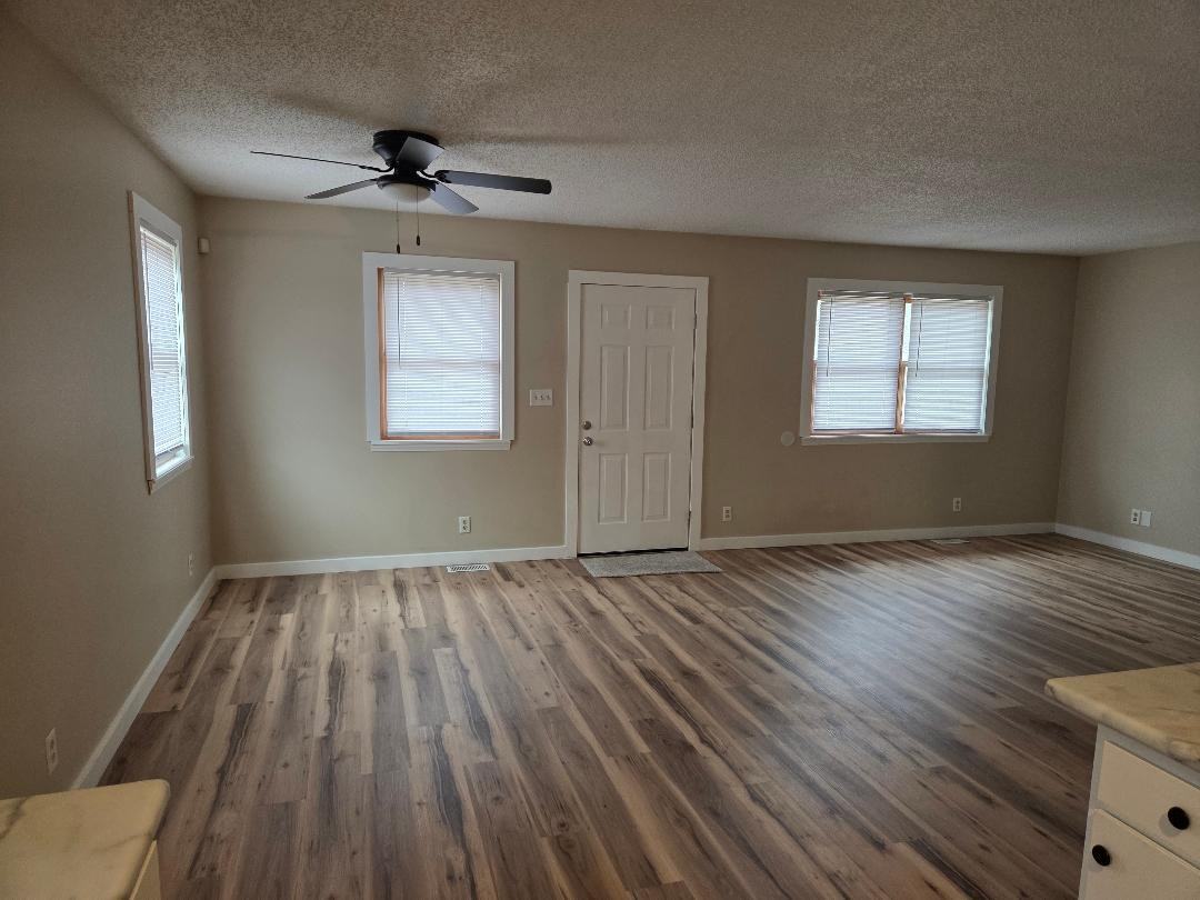 720 Fraser St - Photo 2 of 10