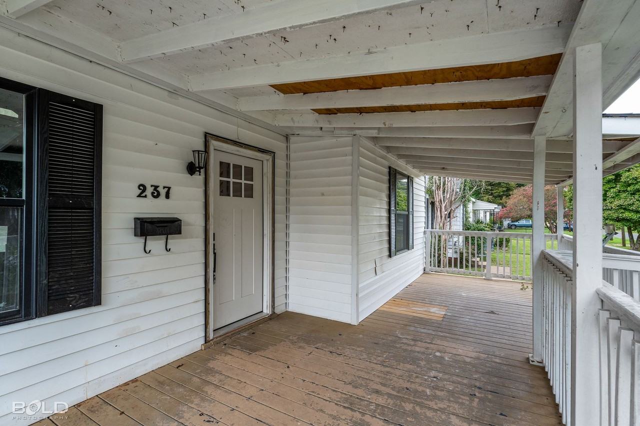 237 E Elmwood St - Photo 3 of 23