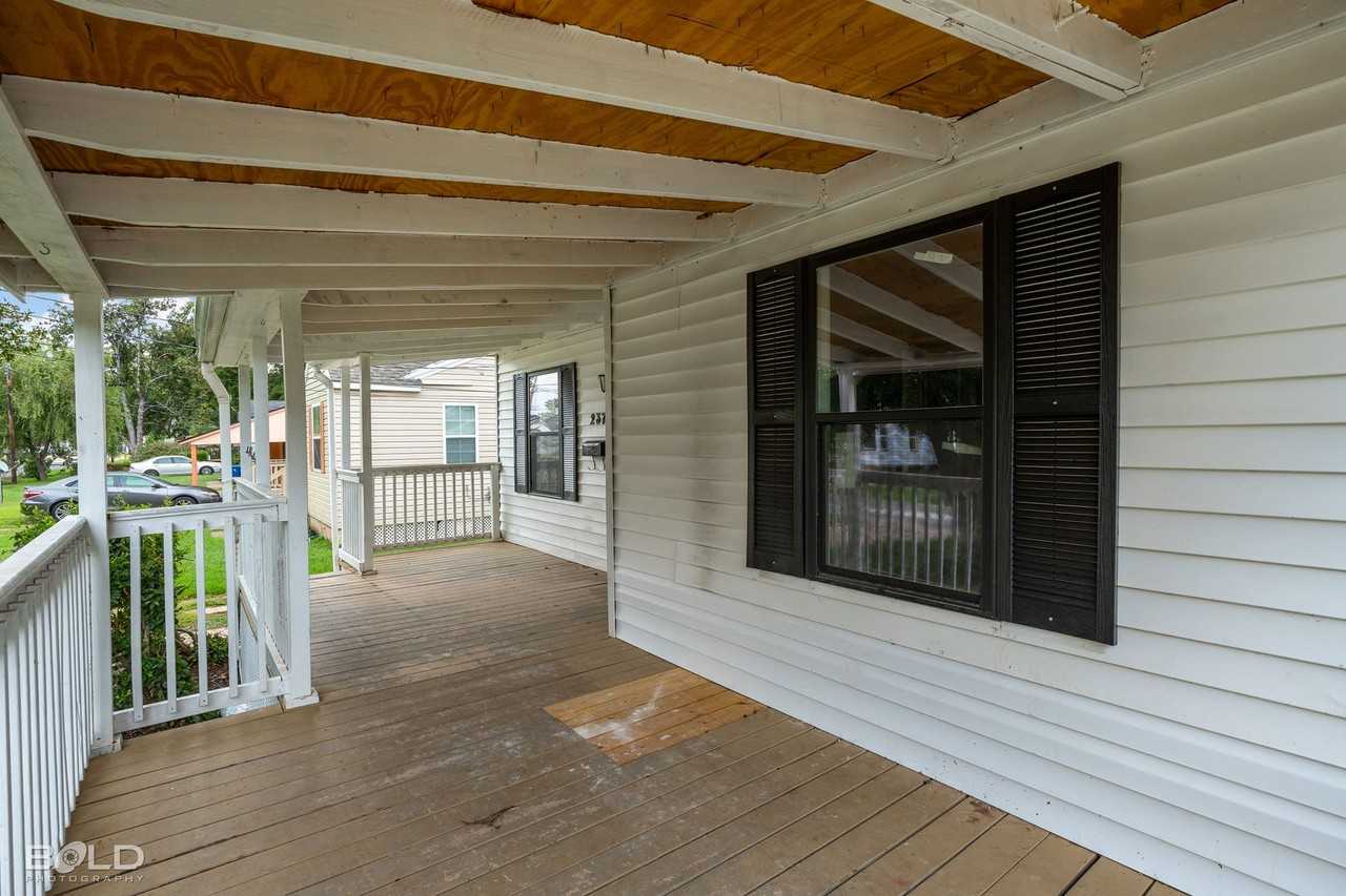 237 E Elmwood St - Photo 4 of 23