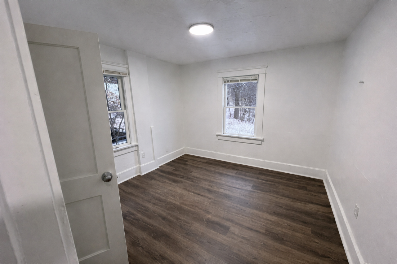 712 Roselle Avenue, Unit B - Photo 3 of 5