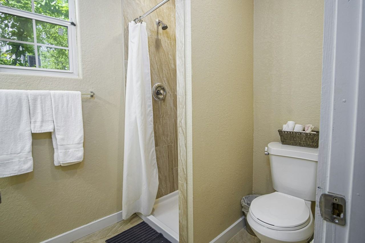 121 Douglas Way Street, Unit B - Photo 4 of 12