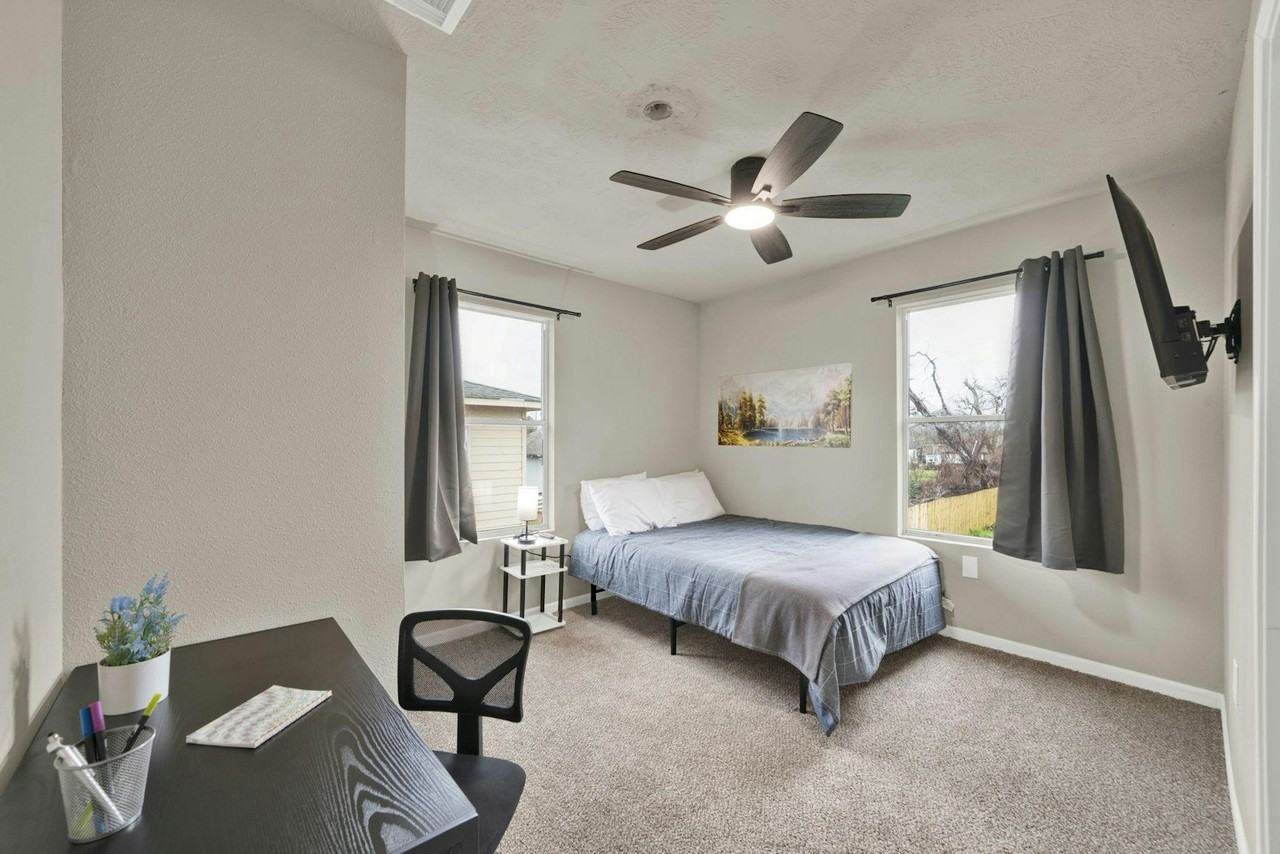 1917 Sadler Street, Unit 5 - Photo 3 of 8