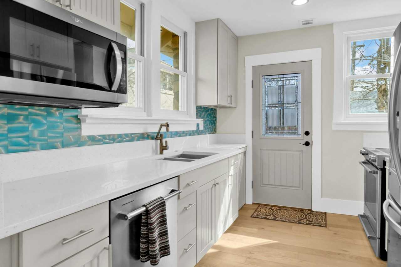 2738 Pine Street - Photo 5 of 15