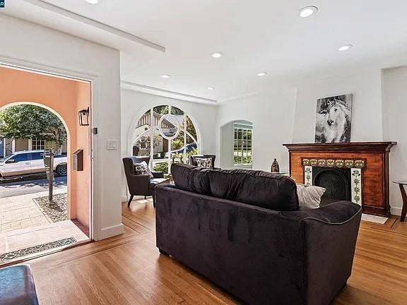 942 Talbart St - Photo 2 of 9