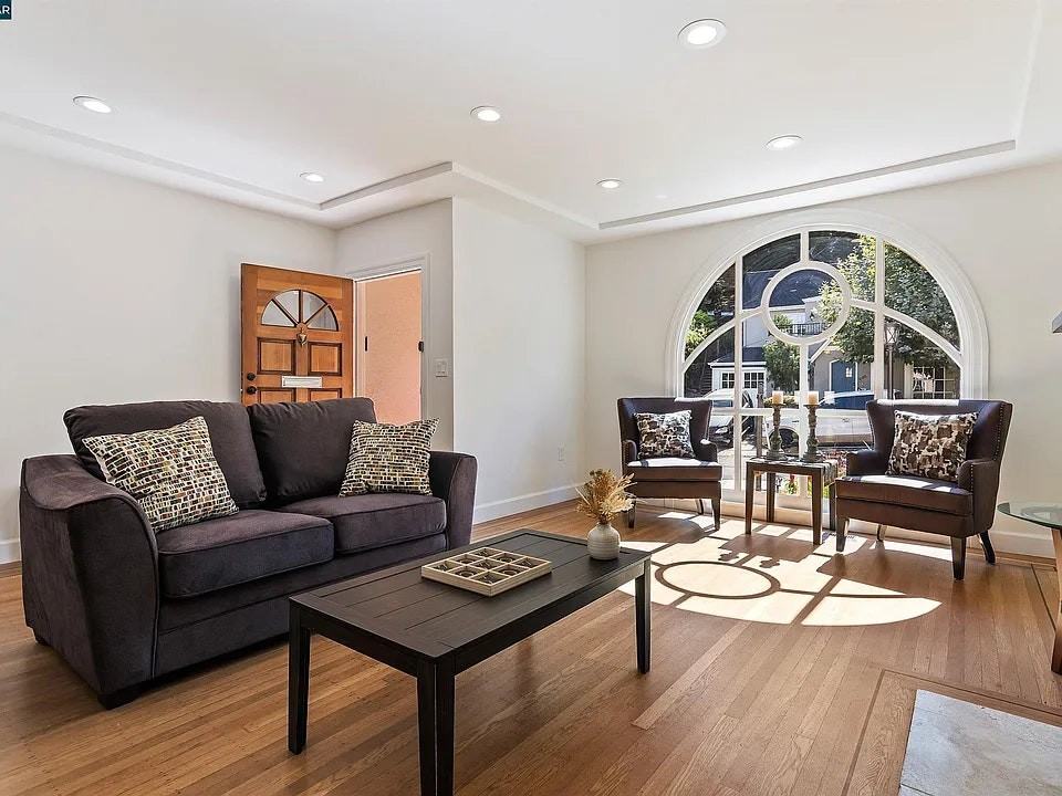 942 Talbart St - Photo 5 of 9