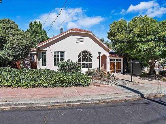 942 Talbart St - Photo 7 of 9