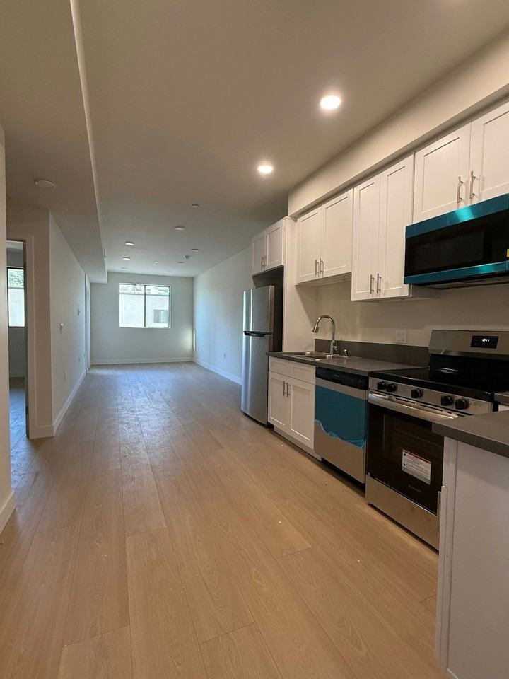 14535 Weddington Street, Unit 1BD - A Model - Photo 6 of 19