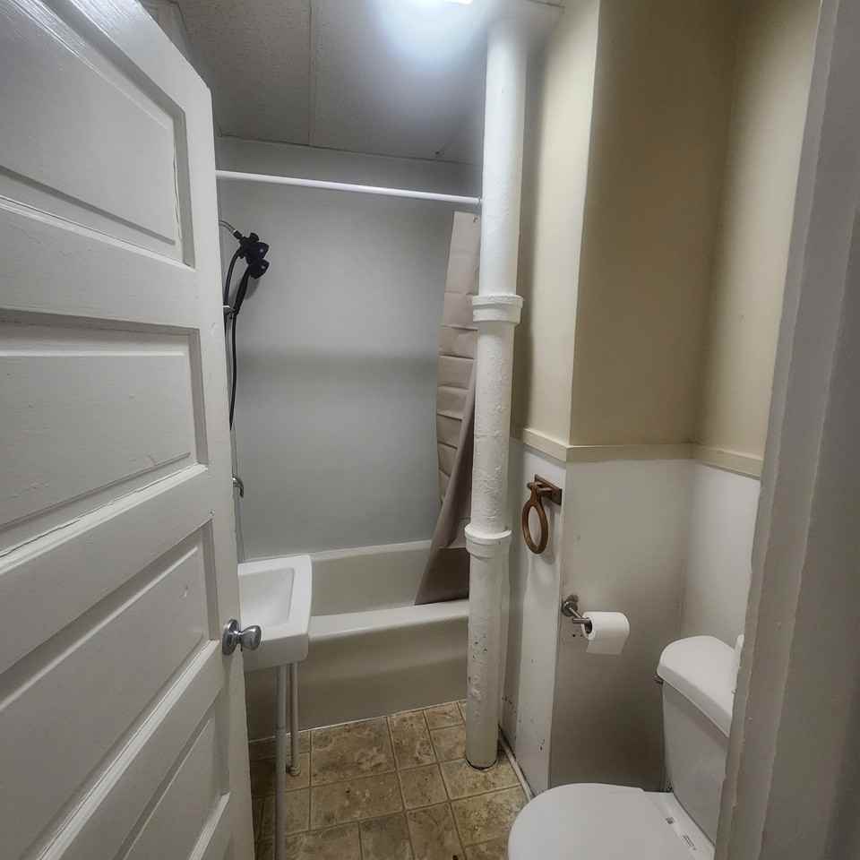 101 Crawford Ave #2 - Photo 3 of 8