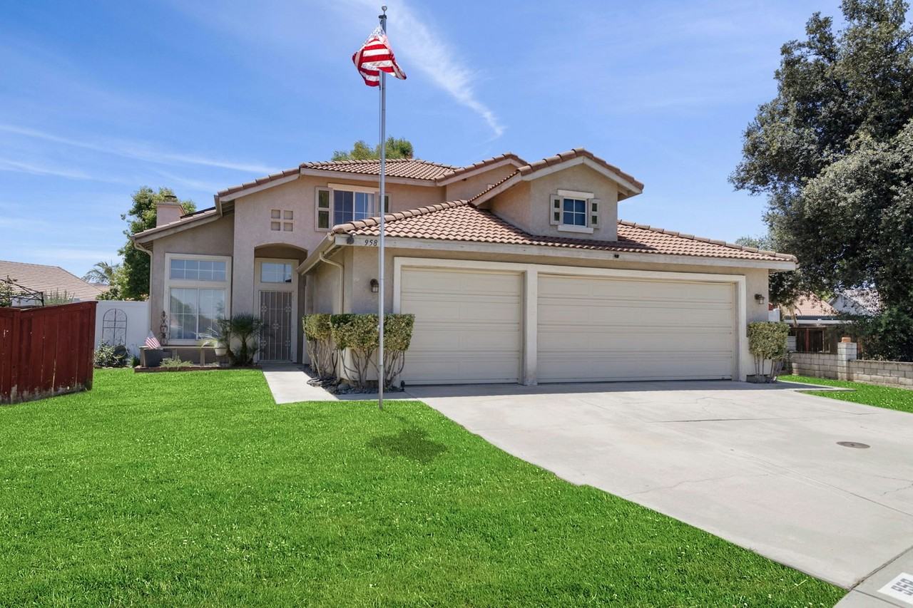 958 Stratford Way - Photo 2 of 34